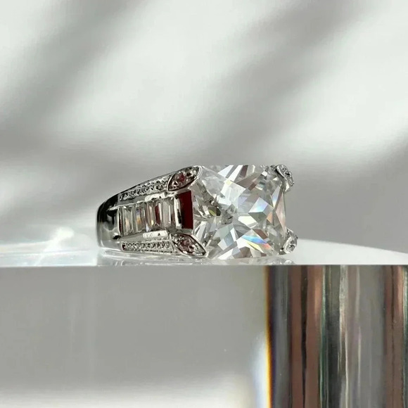 Sterling Silver Emerald & Baguette Cut Cubic Zirconia Vintage Ring - sz 8.25 - Picture 1 of 10